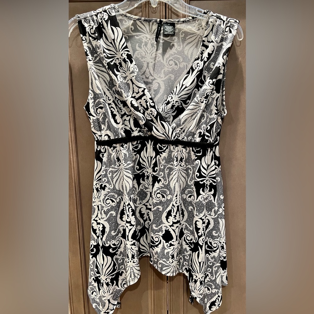 New Directions Sleeveless Black & White Surplice Neck Handkerchief Hem Top